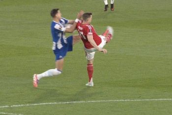 Wojciech Kowalczyk zrównał z ziemią Jana Bednarka po wyrzuceniu z boiska w Lidze Europy. 